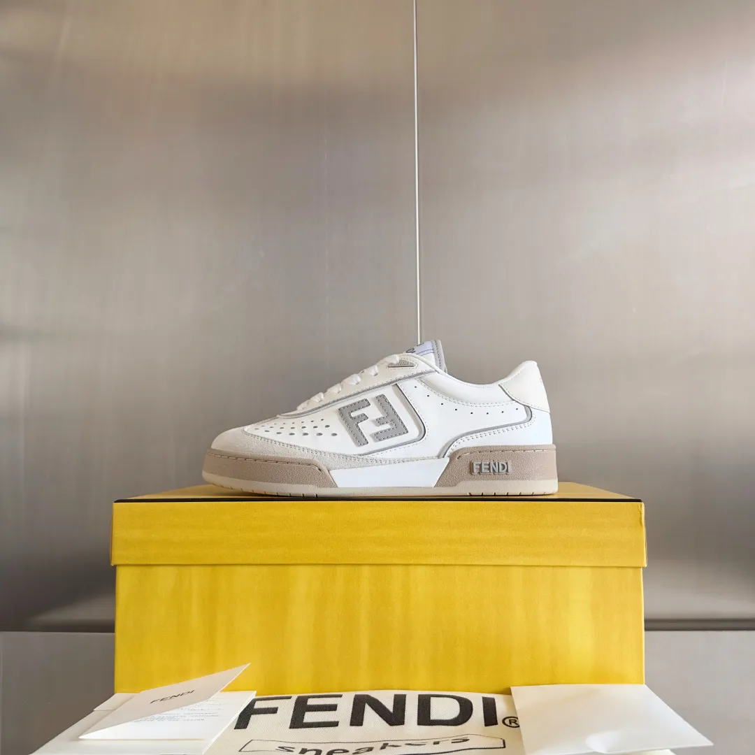 Top version: Couple model, leather cover 720💰 Fendi Fendi match series, couple model, film, casual sports shoes, sneakers, original purchase, development and production of these FENDI Match lace-up sports shoes. Small perforations accent the upper. Made of white leather with beige suede details. Matcha green leather FF applique. Rubber sole with FENDI lettering on the side. Comes with exquisite packaging at the counter 🛍📦 ▪️ Fabric: Original custom imported first-layer cowhide ▪️ Lining: Imported custom breathable mesh ▪️ Sole: Original molded TPU two-color combination sole ▪️ Sole thickness: 3CM ▪️ Size: Women's 35-41 / Men's 39-45